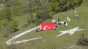 “Haydi Keles Ay Yıldızımızı Boyuyoruz…”